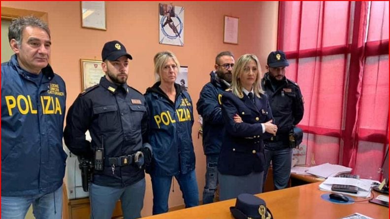Rapinatori respinti da un tabaccaio fuggono col bus