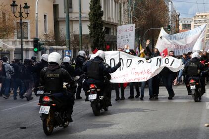 Gli scontri tra la polizia e i manifestanti ad Atene 3