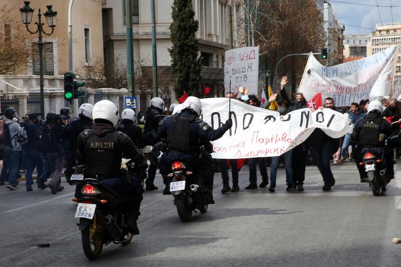 Gli scontri tra la polizia e i manifestanti ad Atene 3