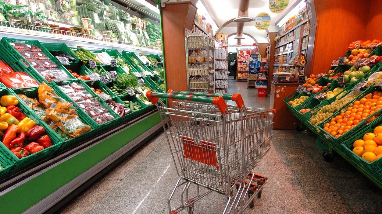 Consumi ancora in calo: gli italiani tagliano divertimenti e vestiti