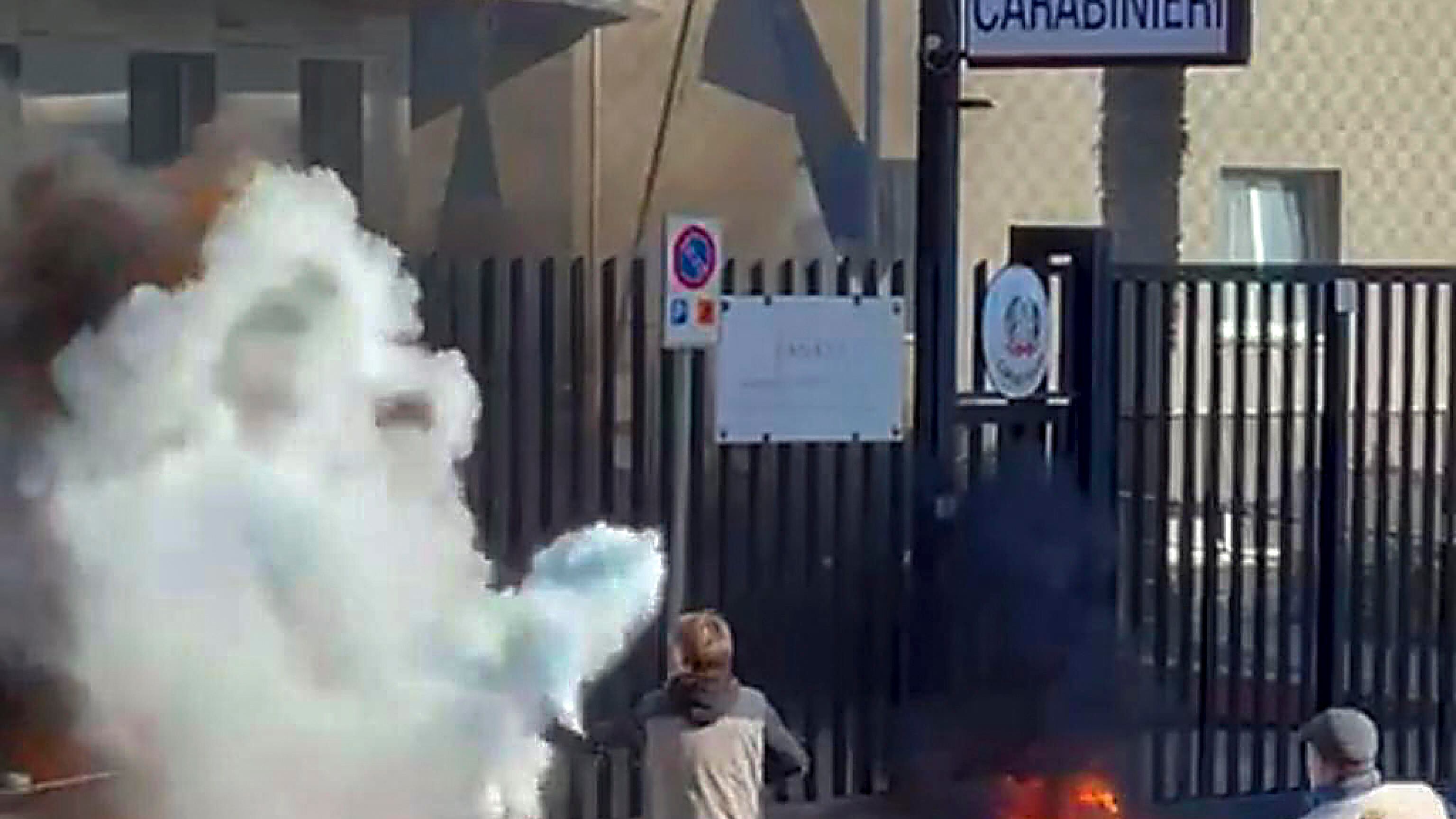 Morto il docente che si era dato fuoco davanti alla caserma dei carabinieri