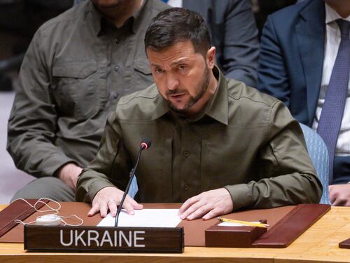 Inferno a Bakhmut, Zelensky: "Lotteremo fino alla vittoria". Londra: guerra lunga
