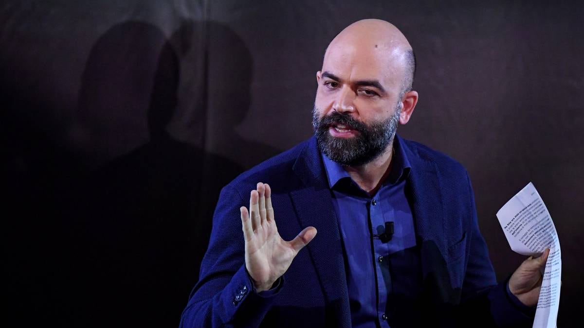 Una raffica di insulti senza fine: così Saviano infanga i suoi nemici