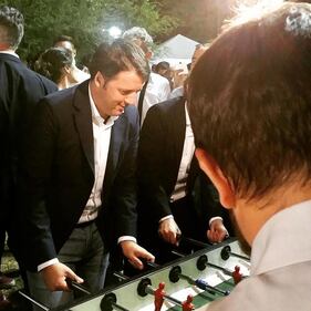 Renzi a sorpresa alla Festa dell'Unità tra selfie e biliardino 13