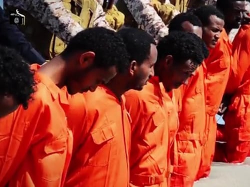 Il massacro di cristiani in Libia tra decapitazioni e fucilazioni: il video della carneficina di Isis