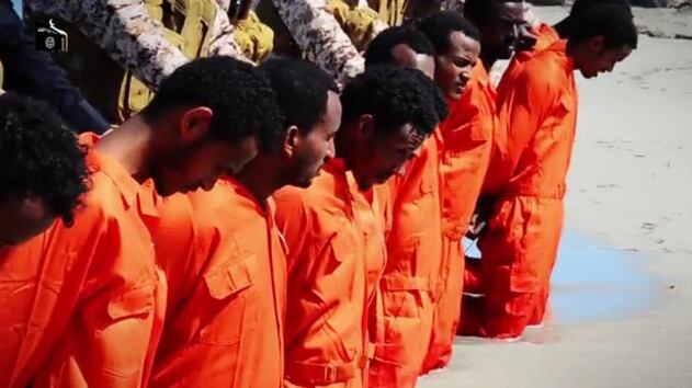 Il massacro di cristiani in Libia tra decapitazioni e fucilazioni: il video della carneficina di Isis