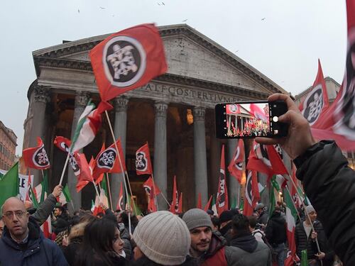 CasaPound blocca la Finanza: "Se entrate sarà bagno di sangue"