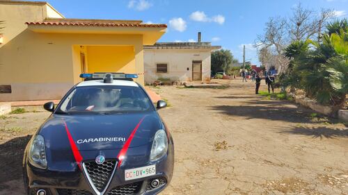 Duplice omicidio a Serranova, morti due coniugi: le immagini dal posto 5