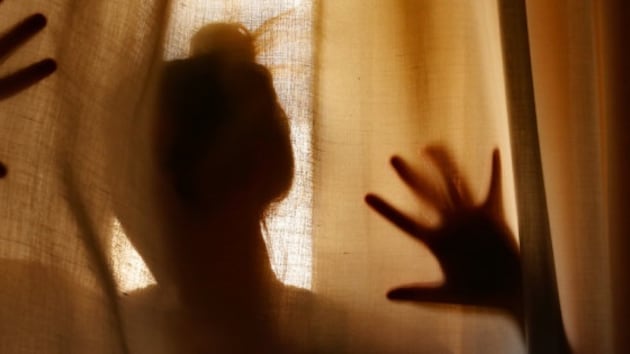 Trento, segrega in casa e picchia la compagna, arrestato tunisino