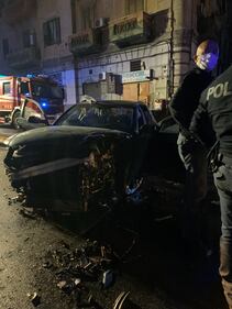 Poliziotto ucciso a Napoli, l'auto distrutta e i soccorsi 6