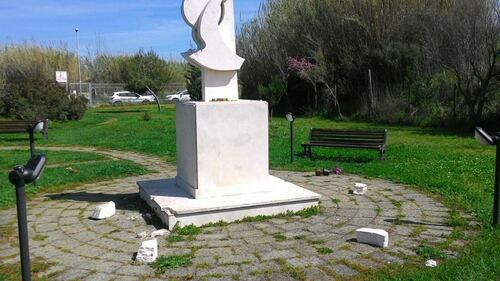 Danneggiata la stele di Pasolini: "Era un pedofilo" 4