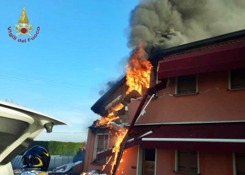 Prima l'incendio, poi l'esplosione. Tragedia nel Padovano, muore una mamma: le immagini 3