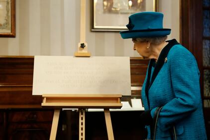 La Regina Elisabetta II e il Principe Carlo: le foto di madre e figlio 6