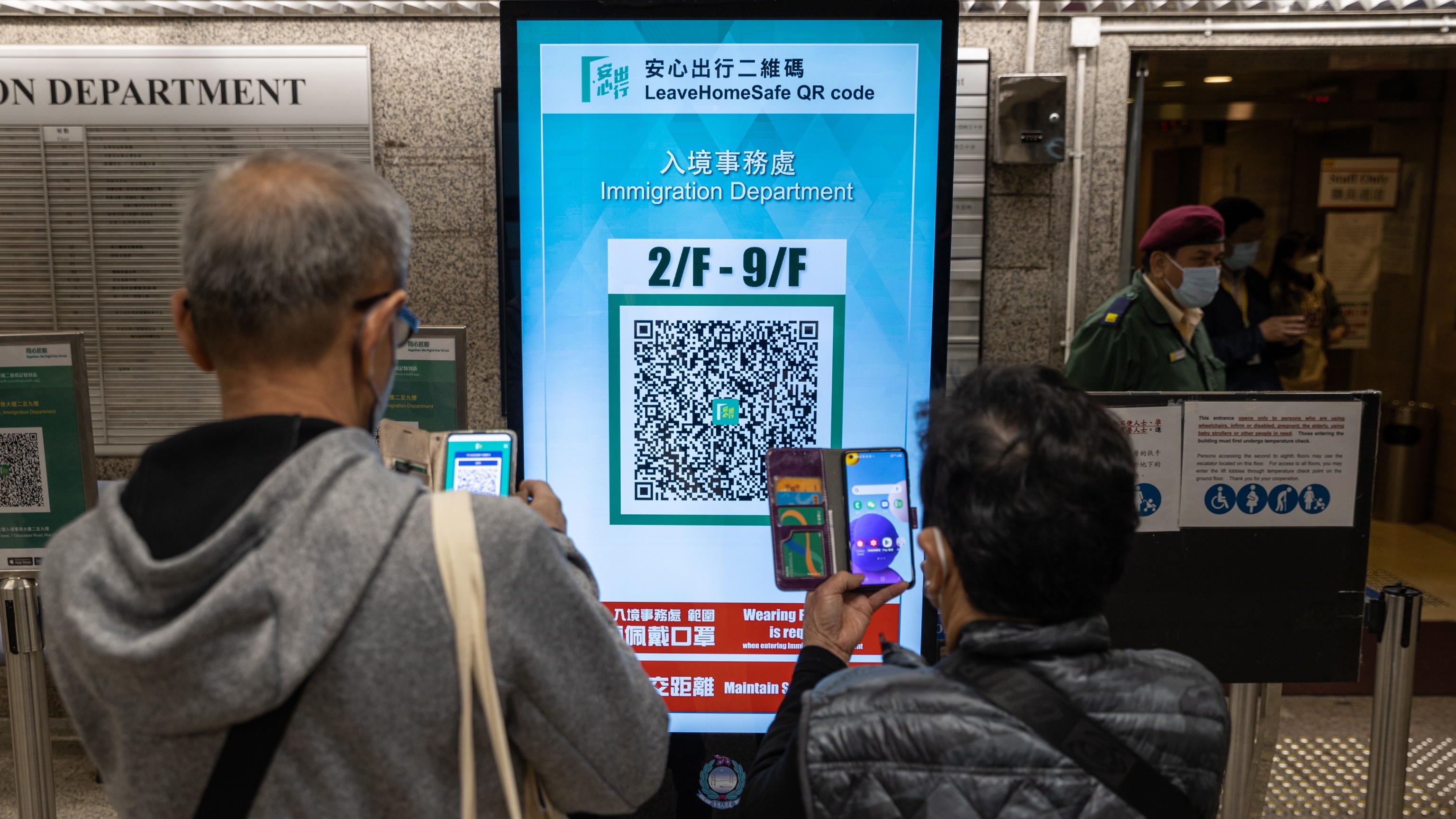 Il mistero dei QR code “impazziti”: cosa c'è dietro gli utenti dirottati su siti porno