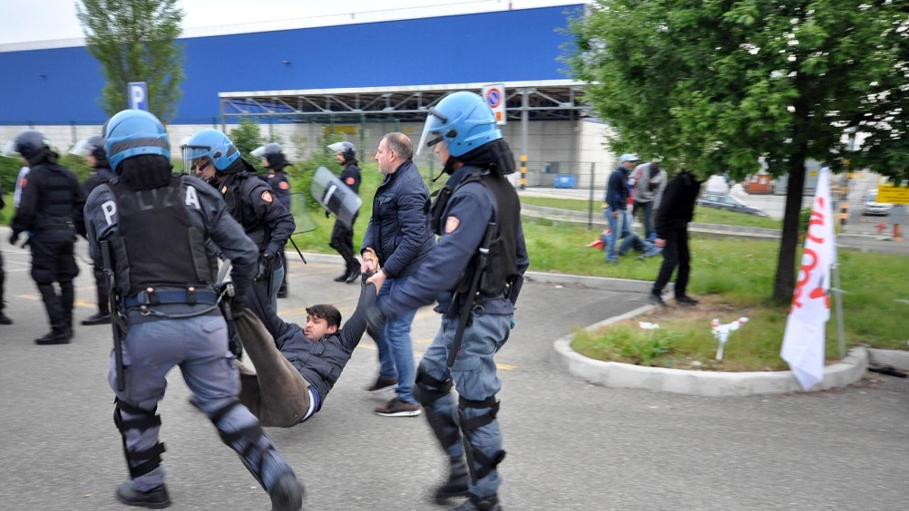 Piacenza, tre feriti negli scontri tra lavoratori Ikea e polizia