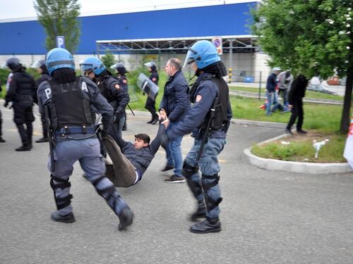 Piacenza, tre feriti negli scontri tra lavoratori Ikea e polizia