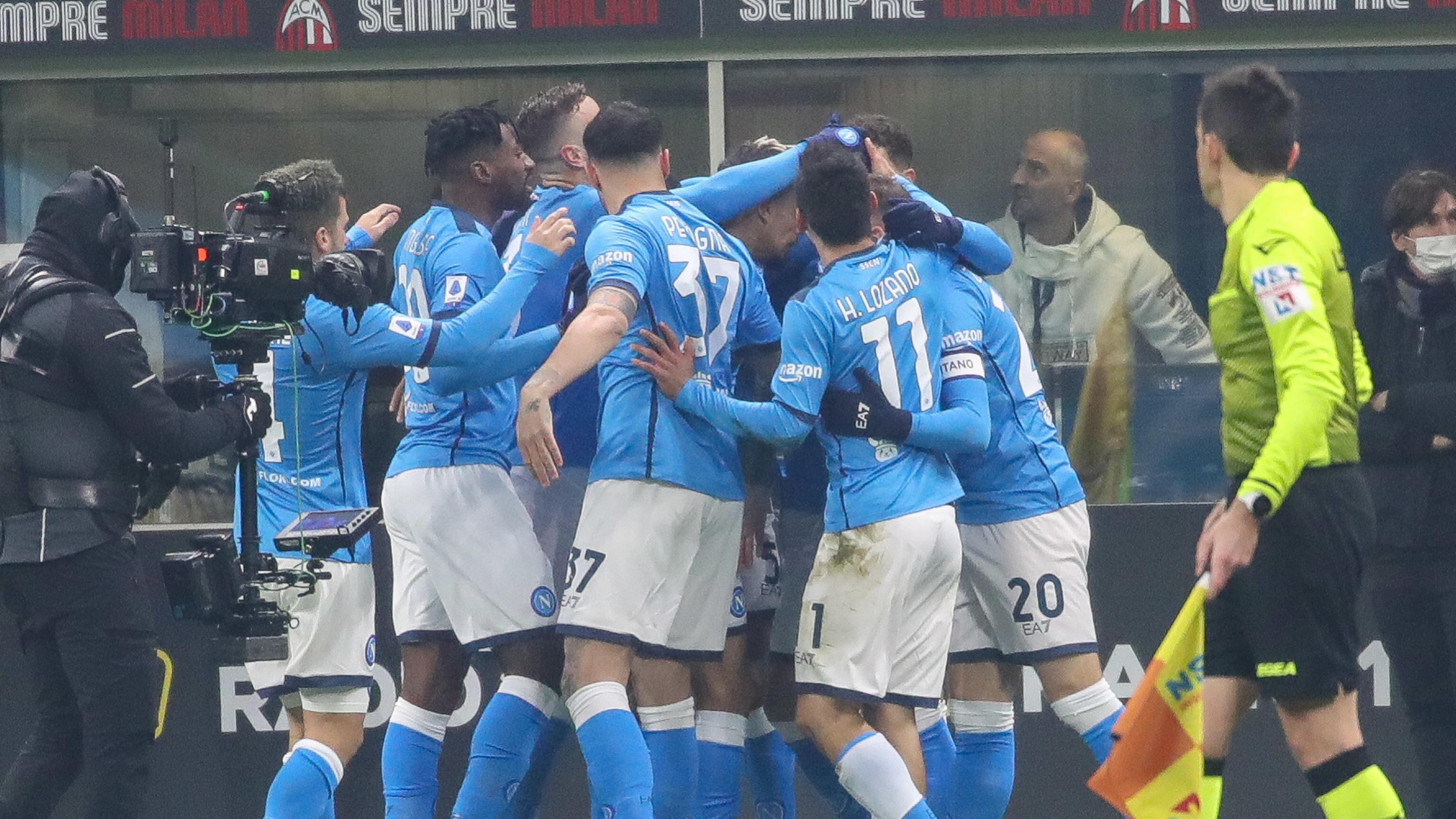 Il Milan cade contro il Napoli e fa un regalo all'Inter. Beffa per i rossoneri al 90'