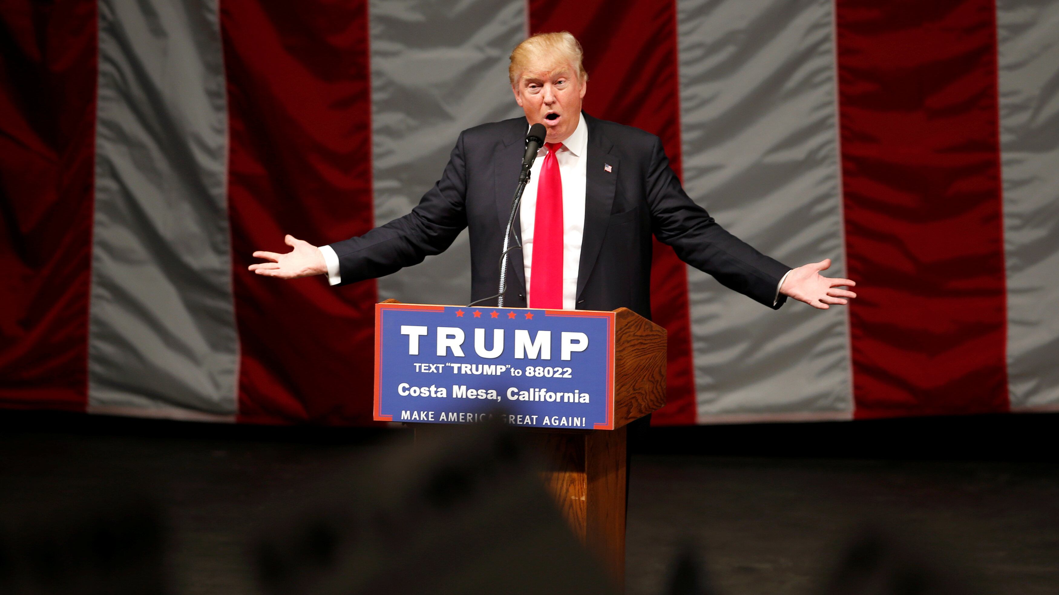 Trump non ha paura: dei contestatori e dei soldi di Koch