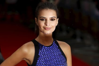 Emily Ratajkowski hot, topless e parrucca rosa 15