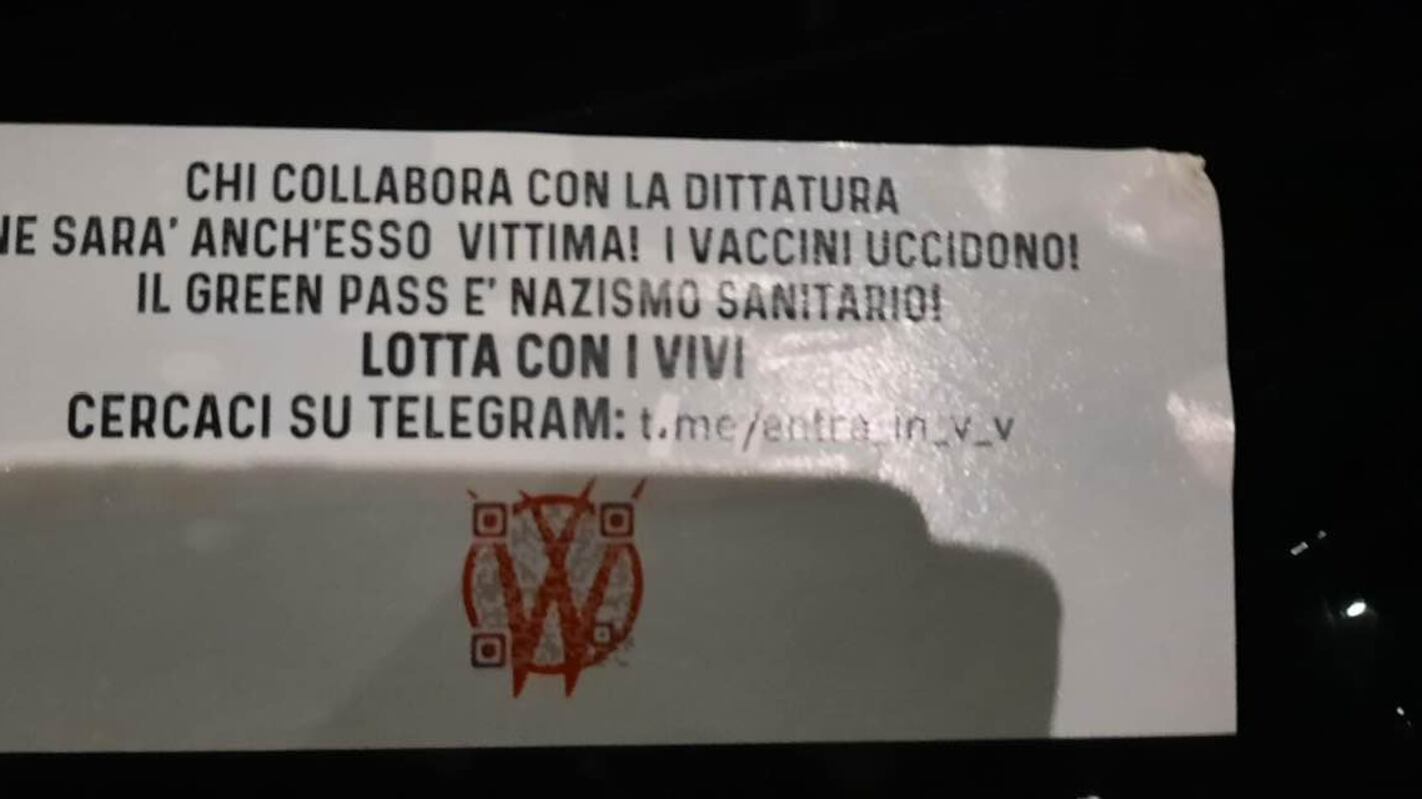 Volantini no vax fuori dall'ospedale, il medico: "Avete il mio disprezzo"