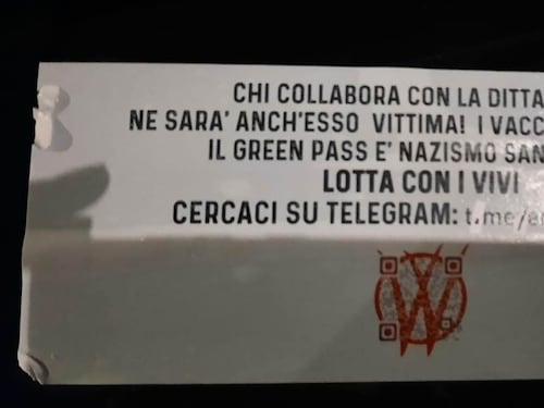 Volantini no vax fuori dall'ospedale, il medico: "Avete il mio disprezzo"