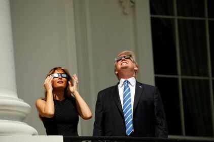 Trump guarda l'eclissi senza occhiali protettivi 16