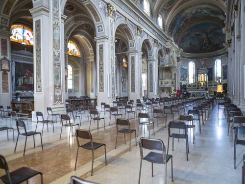 "In chiesa solo col green pass". La proposta del cardinale