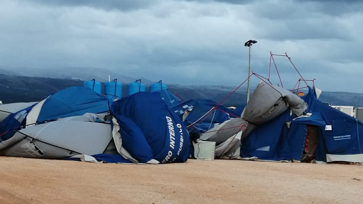 Foggia, il vento spazza via la tendopoli dei migranti