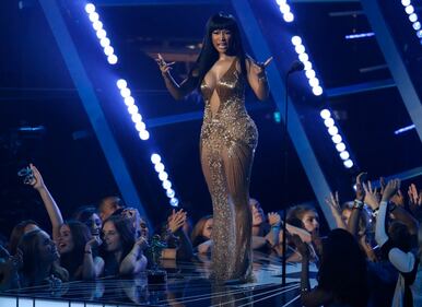 Nicky Minaj sexy con un abito di serpenti 36