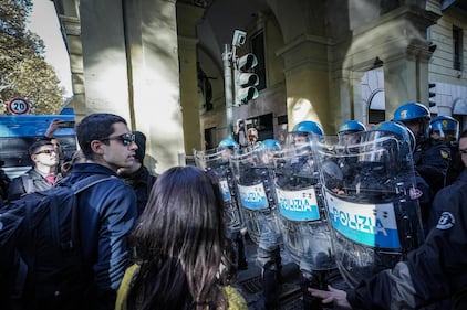 Manifesti elettorali del centrodestra bruciati e roghi lungo il corteo degli studenti a Torino 8