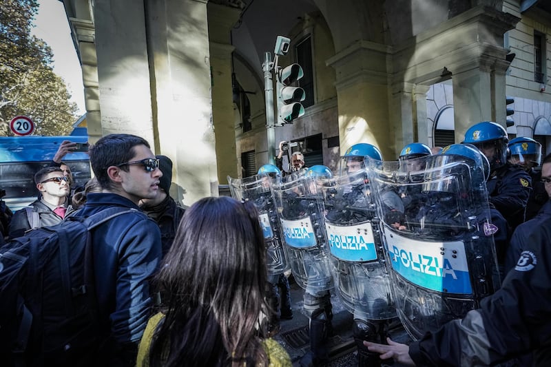Manifesti elettorali del centrodestra bruciati e roghi lungo il corteo degli studenti a Torino 8