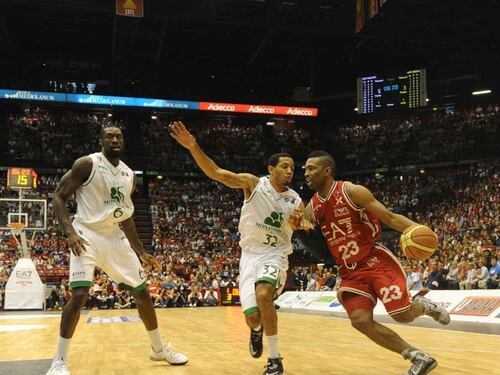 Milano domina gara 1 con Siena. Armani-Mens Sana 74-61