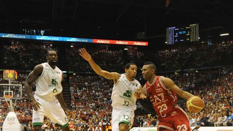 Milano domina gara 1 con Siena. Armani-Mens Sana 74-61