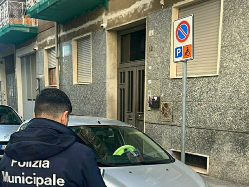 Rimprovera straniero che attraversa col rosso: vigile aggredito a calci e pugni