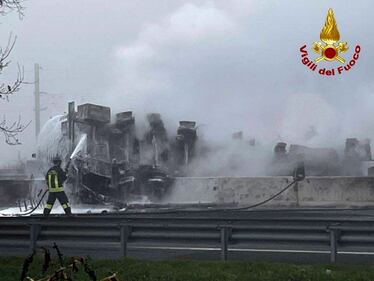 Lodi, cisterna in fiamme sulla A1 5