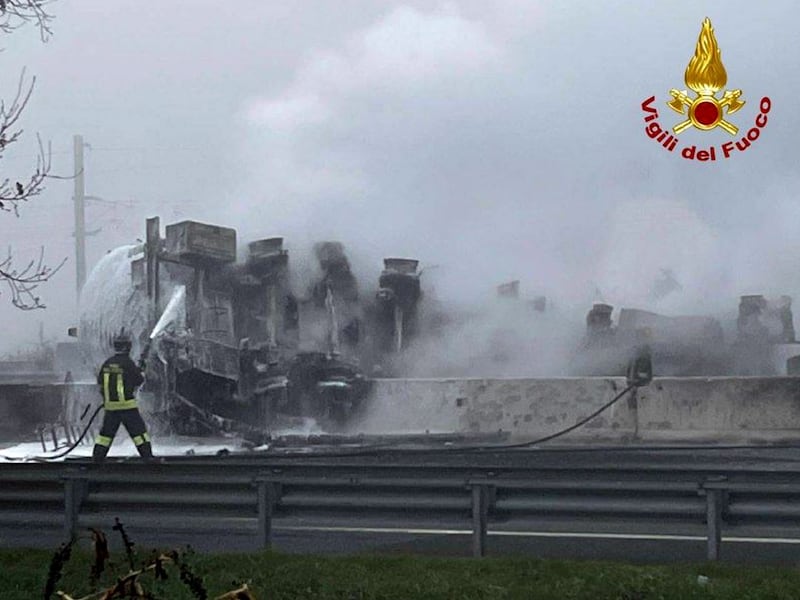 Lodi, cisterna in fiamme sulla A1 5