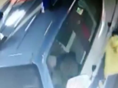 Tossicodipendente infila ago siringa nella portiera dell'auto di polizia