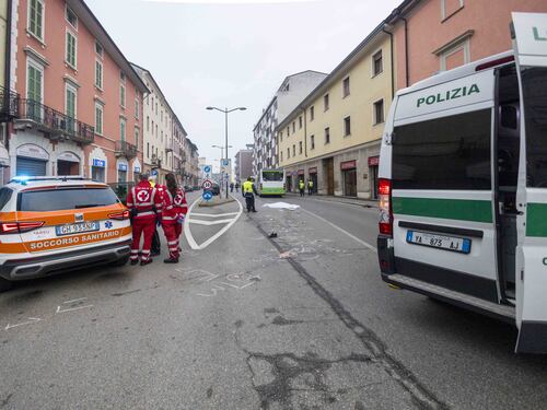 Cremona, 15enne investita dal bus mentre va a scuola. Lo schianto mortale vicino al semaforo