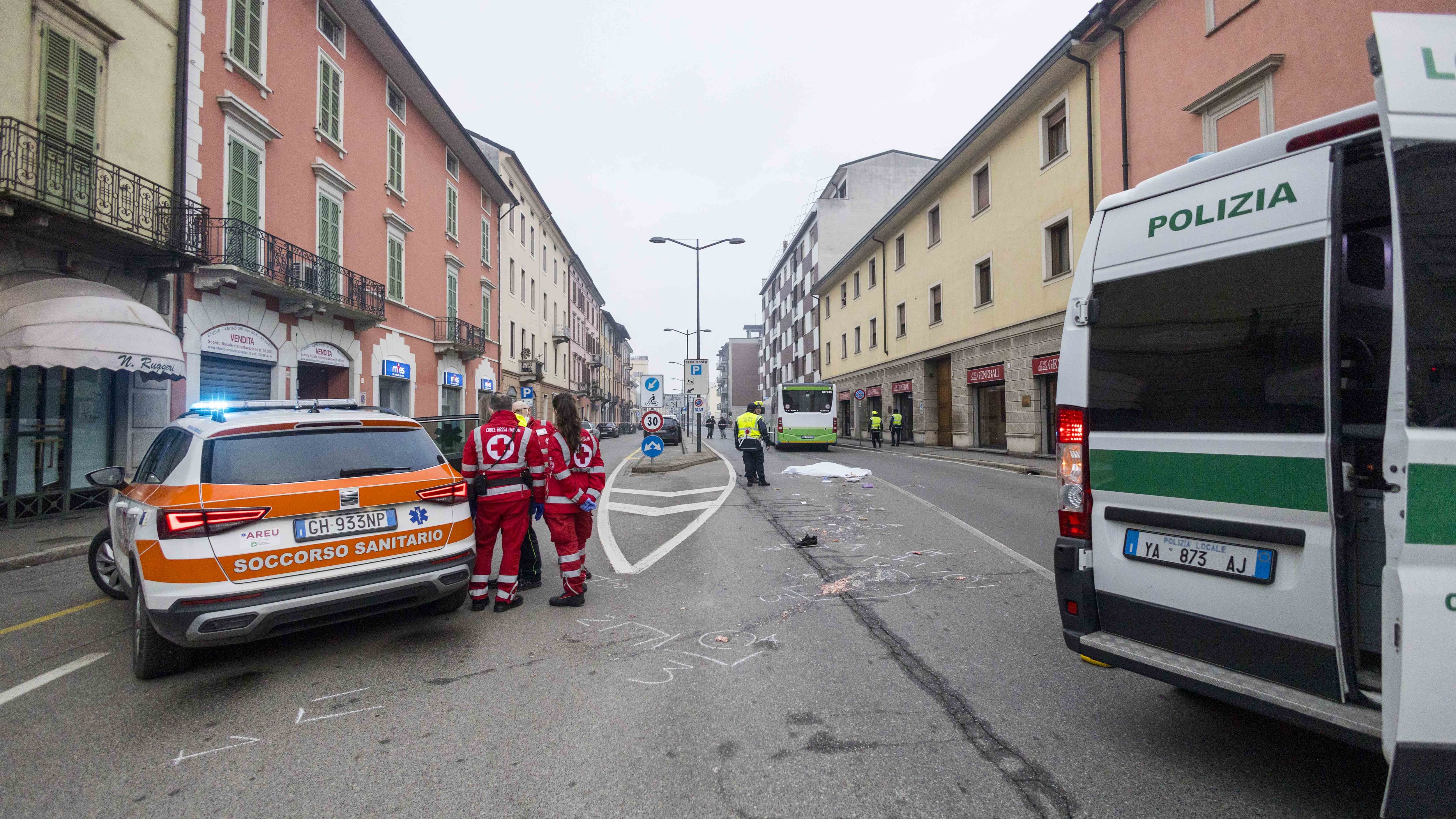 Cremona, 15enne investita dal bus mentre va a scuola. Lo schianto mortale vicino al semaforo