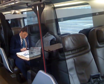 Renzi in treno solo con coca cola e giornali 6