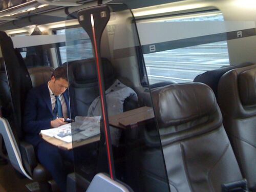 Renzi in treno solo con coca cola e giornali