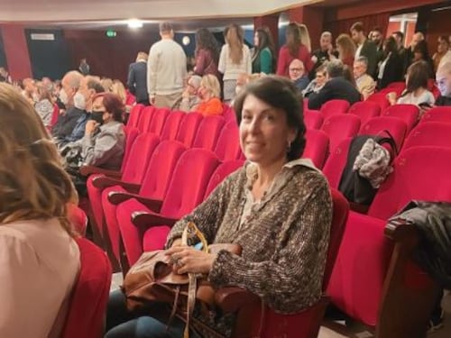 Va a teatro con il cane, ma c'è una (buona) ragione