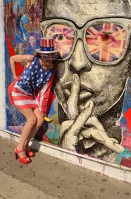 Alicia Arden e la bandiera Usa 15