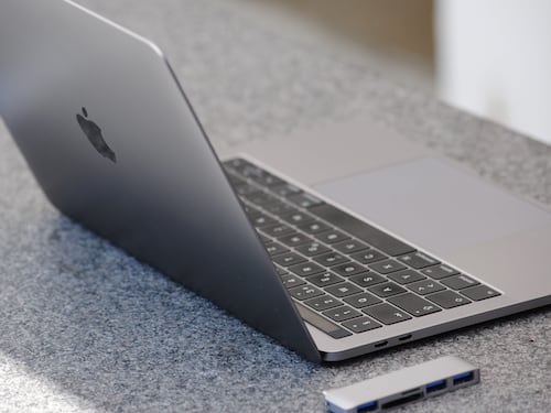 MacBook: dopo iPhone, notch in arrivo anche sui laptop