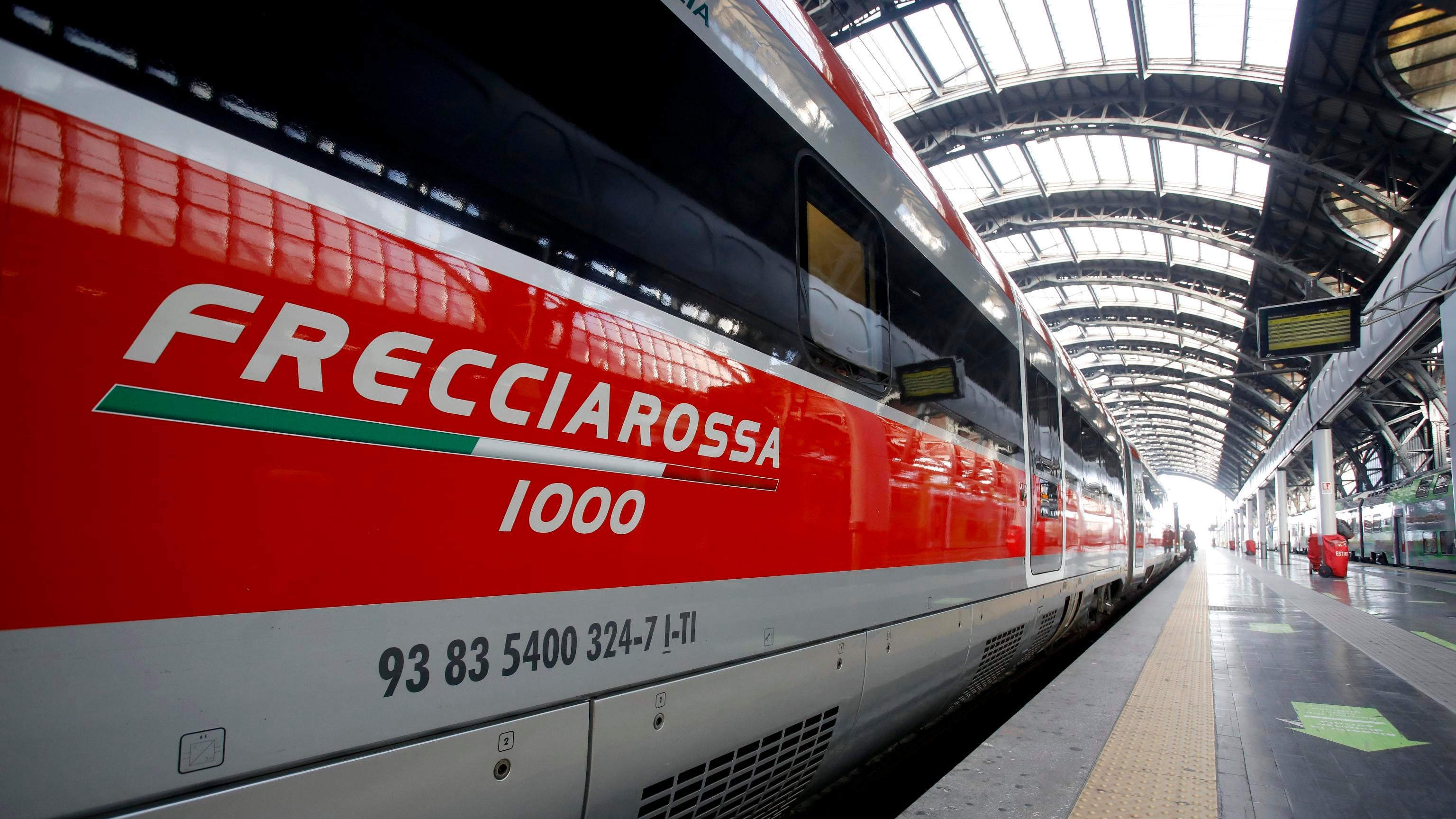 Frecciarossa Milano-Salerno fermo per oltre 2 ore: malori a bordo e disagi