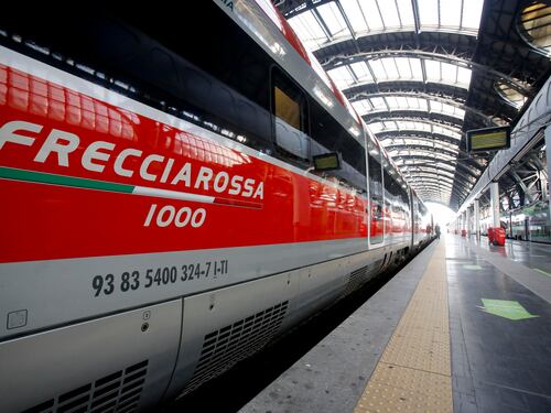 Frecciarossa Milano-Salerno fermo per oltre 2 ore: malori a bordo e disagi