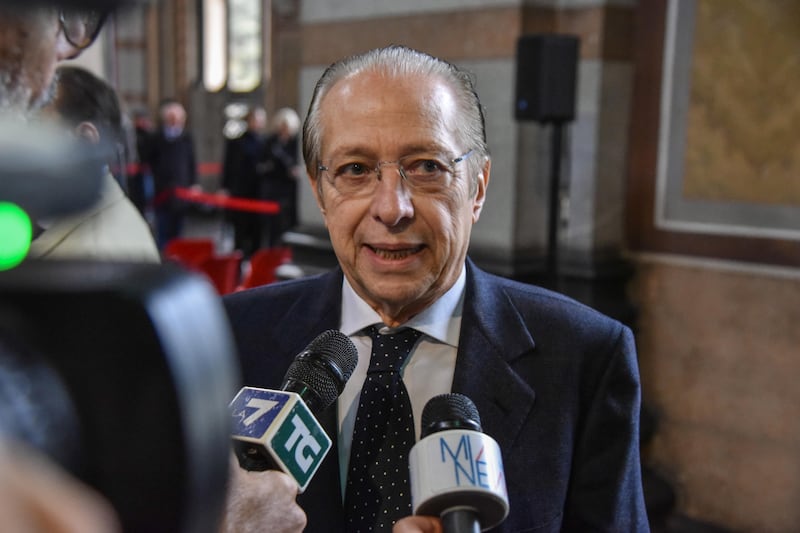 Silvio Berlusconi nel Famedio di Milano: "Un onore per la nostra famiglia"  8