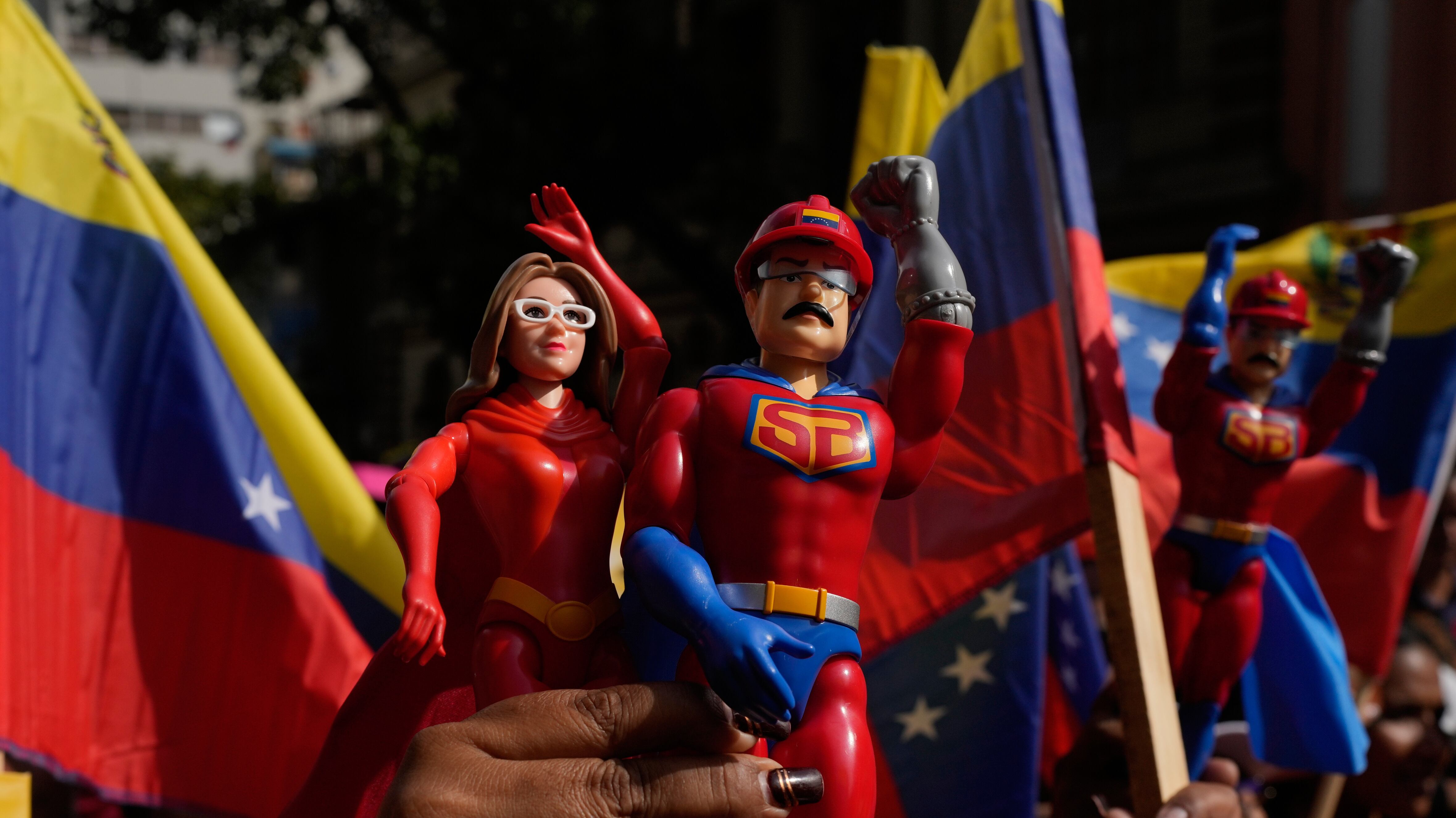 La V di Vittoria segnale in codice anti-imperialista