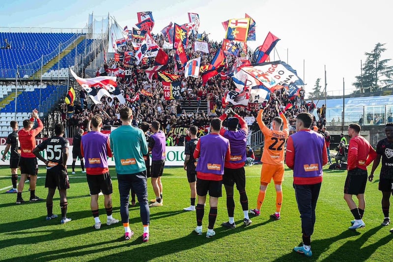 Il Genoa sotto la curva dei propri tifosi