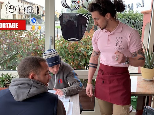 "Io non chiudo". Nella Prato deserta Andrea è il simbolo di un'Italia che non si arrende